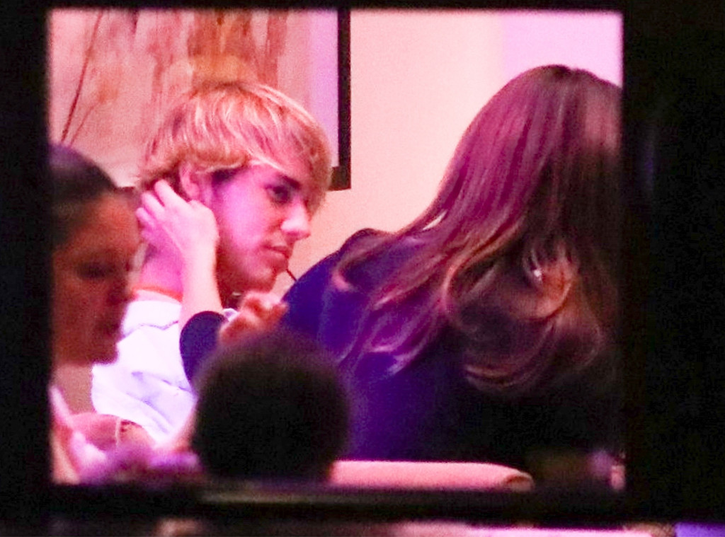 Selena Gomez Lovingly Strokes Justin Bieber S Face On Valentine S